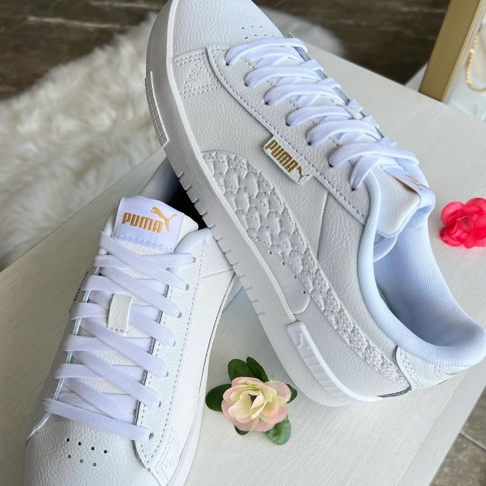Puma white leather sneaker ladies size 7 Mint condition